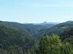 Les gorges du Ramel (en fond les sucs d'Yssingeaux), au niveau du Fraisse-Haut sur la commune de Beauzac