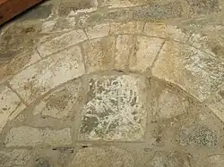 Voussoir et pierre avec christogramme au-dessus du portail