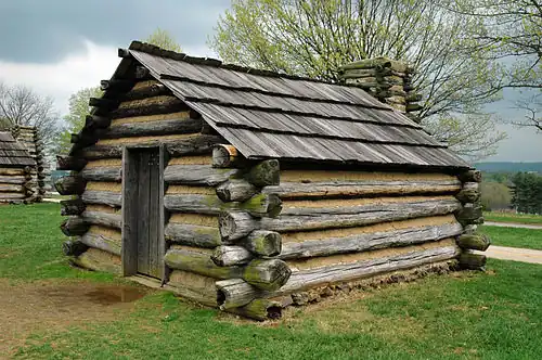 Réplique d'une cabane en rondins bruts et terre à Valley Forge.