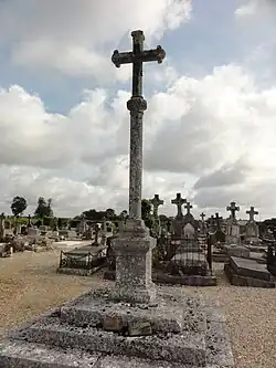La croix du cimetière.