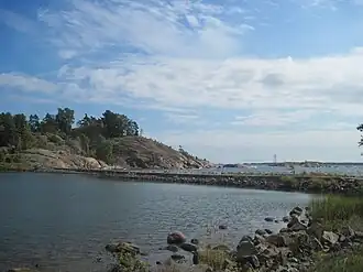 Remblai reliant Vallisaari et Kuninkaansaari