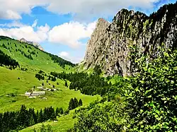Vallon et col d'Ubine. À droite, versant nord du mont Chauffé et pentes de la pointe de Lachau à gauche.