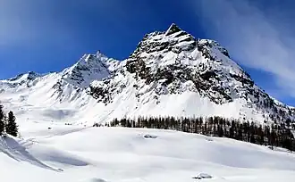 Vue du val d'Entrelor, avec la cime d'Entrelor à gauche.