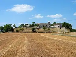 Le hameau en crête du Farguiel en été.