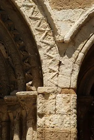 Détail du cordon de bâtons brisés.