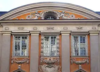 Le fronton à pignon en arc.