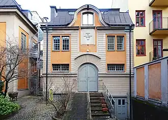 Anciennes écuries côté cour.