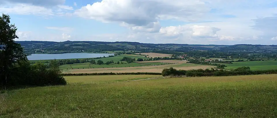 Vue nord-ouest depuis la butte de Châteauneuf sur le réservoir de Panthier :Sur la gauche de la photo, le territoire de Vandenesse incluant la majeure partie du lac.Moitié droite de la rive proche : territoire de Commarin.