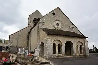 L'église et son porche.