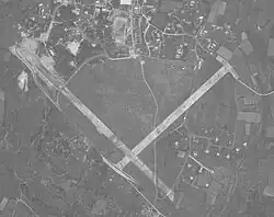 Aérodrome de Vannes le 16 avril 1948 avec deux pistes enrobées.