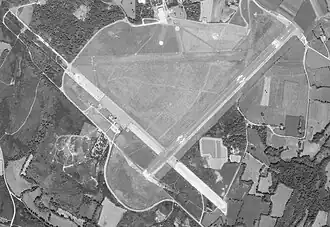 Aérodrome de Vannes le17 août 1981 piste 05/23 et une piste en herbe.