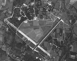 Aérodrome de Vannes le 19 août 1966 avec une seule piste enrobée non numérotée et deux pistes en herbe (une le long de celle enrobée).