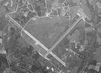 Aérodrome de Vannes le 21 mai 1969 avec une seule piste enrobée non numérotée et deux pistes en herbe (une le long de celle enrobée).