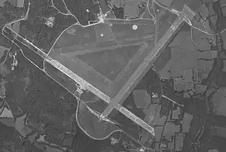 Aérodrome de Vannes le 23 août 1974 avec la piste piste 05/23, deux pistes en herbe et l'aérogare et son parking.