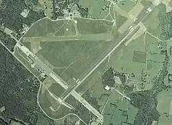 Aérodrome de Vannes le 24 juin 1999 piste 04/22 rallongée et une en herbe