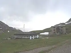 Le refuge du CAF du Col de la Vanoise en juillet 2006. Le refuge des années 1970 se trouve à gauche.