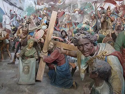 Statues et fresques en argile polychrome montrant le voile, mont Sacré de Varallo.