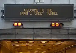 Panneau à message variable à l'entrée d'un tunnel