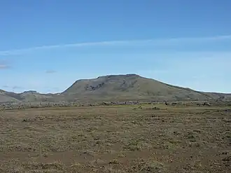 Le Laki (au dernier plan) dominant les Lakagígar (à gauche) ainsi que l'Eldhraun dans la Varmárdalur (au premier plan) vus depuis le sud.