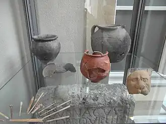 Vase, cruche et mascaron de fontaine du IIe&nbsp;siècle et IIIe&nbsp;siècle.