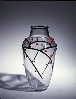 Vase à décor de baies stylisées, 1925.