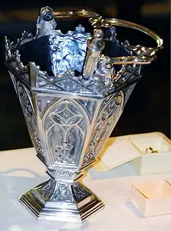 Seau à eau bénite avec goupillon.