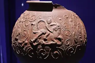 Vase en terre cuite sigillée de Lezoux figurant la tauroctonie, IIIe&nbsp;siècle, musée de la Céramique de Lezoux.
