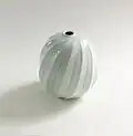 Vase blanc bleuté à cannelures, Nakao Jun, porcelaine, 2015.