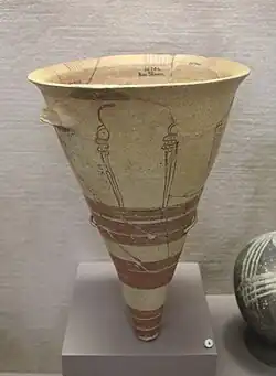 Rhyton conique à décor peint, motifs serpentiformes. Ras Shamra, Musée d'archéologie nationale.