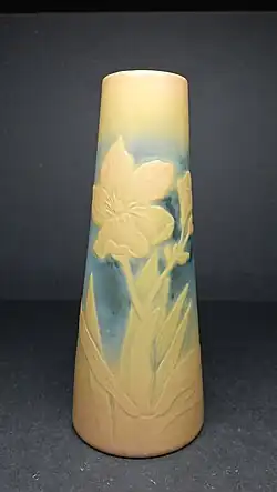Vase en verre multicouche, décor gravé à l'acide et à la roue, signé Muller Croismare, vers 1900.