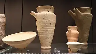 Divers types de vases mis au jour dans les niveaux de la Ville II, dont le temple d'Ishtar.