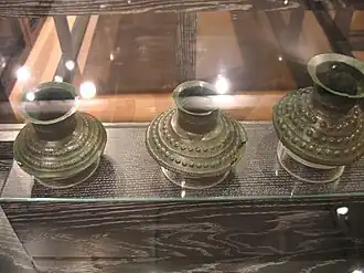 Vases en bronze martelé.