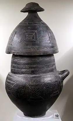 Vase biconique à couvercle en forme de casque et à sommet en forme de hutte, provenant de la nécropole de l'Osteria, 850-800 av. J.-C.