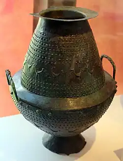 Vase globulaire villanovien en bronze, à l'origine pour les parfums et l'encens, puis comme cinéraire, vers 750-725 av. J.-C. Tombe 74 de Montevetrano.