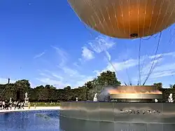 En journée, elle est installée au milieu du Grand bassin rond.