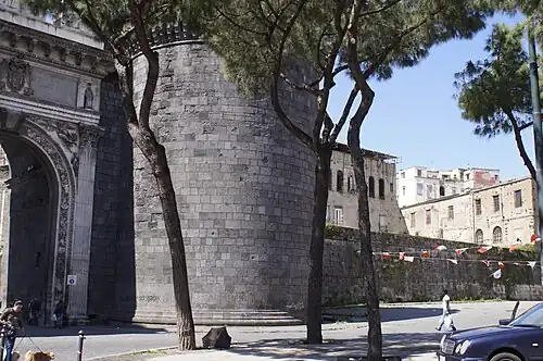 La Porta Capuana et une partie de l'enceinte.