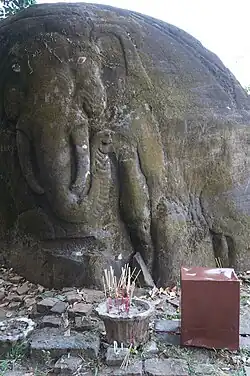 Éléphant monolithe.