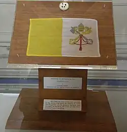 Le drapeau présenté dans une vitrine, avec un texte explicatif en anglais.