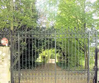 Porte d'entrée verrouillée du Château de Crèvecœur (propriété privée).