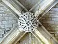 Collatéral sud, clé de voûte de la 1re travée.