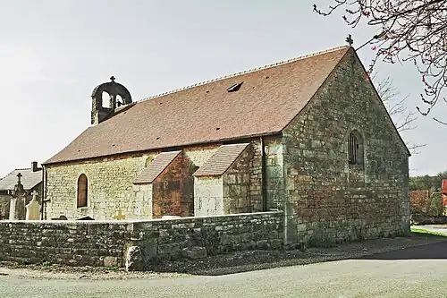 Clocher-peigne et abside à mur-pignon.