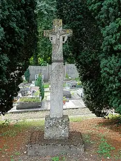 Ancienne croix de cimetière.