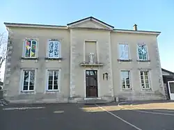 Bâtiment avec niche et fenêtres occultées par des trompe l'œil au 1er étage