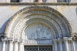 Portail occidental de l'église. Saint Aubin délivrant Ethéra, une vieille femme poursuivie par ses créanciers.