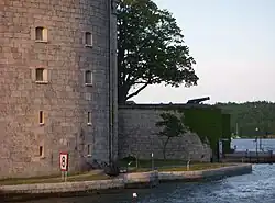 La partie arrondie de l'ouest et le sud.