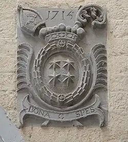 Photo couleur du blason de Bonne-Espérance figurant à l'entrée du cloitre