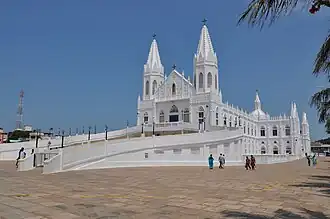 La basilique vue depuis son parvis (côté extension).
