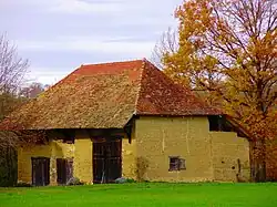 Grange en pisé aux Planchettes (Velanne)