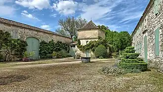 La cour des senteurs et le pigeonnier.