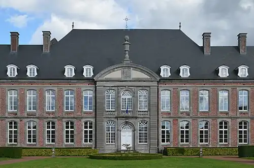 Photo couleur montrant le détail du frontispice de la façade principale.